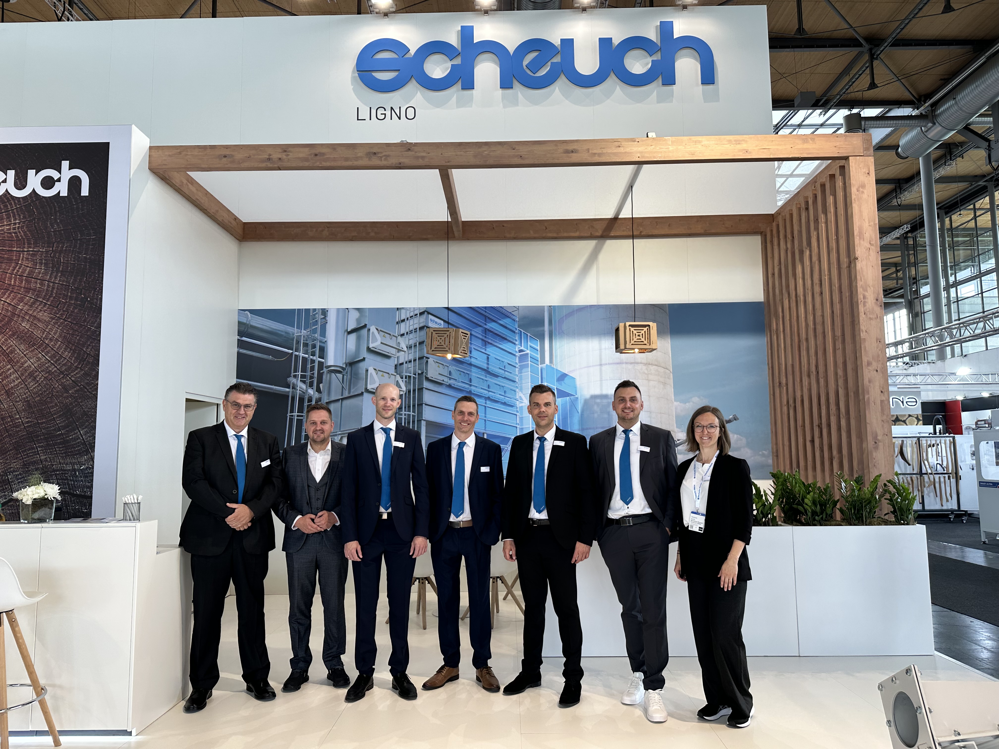 Vertriebsteam am Messestand auf der Ligna 2025